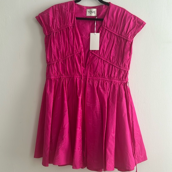 TOVE Dresses & Skirts - TOVE Fuchsia Pink Short Sleeve V-Neck Gathered Waist Dress